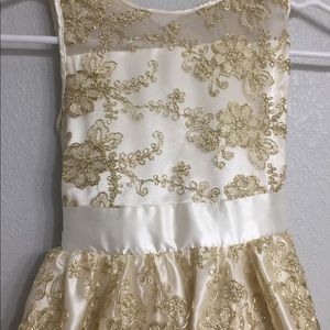✨LIMITED TIME OFFER!!!!!✨- Gold flowery dress!!